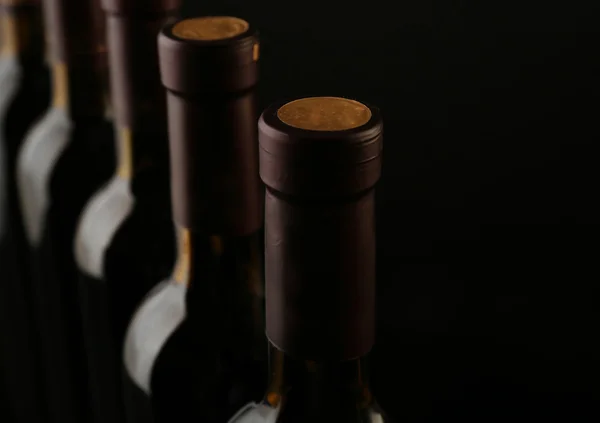 Garrafas de vinho escuro — Fotografia de Stock