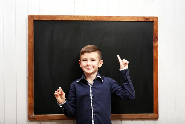 Netter Junge posiert an sauberer Tafel — Stockfoto