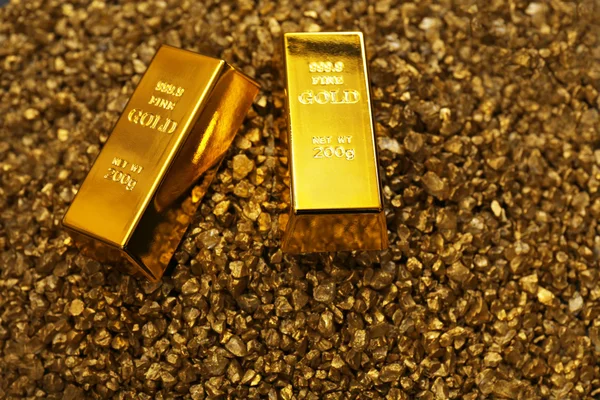 Barres d'or sur grains de pépites — Photo