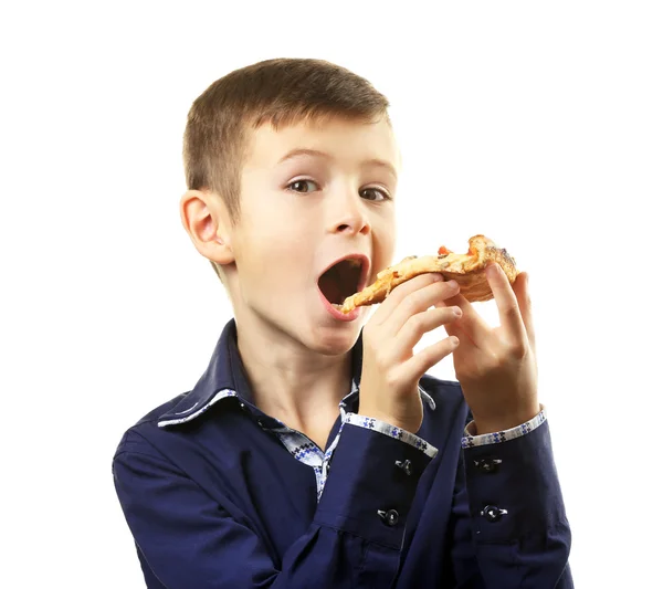 Malý chlapec jíst pizzu — Stock fotografie