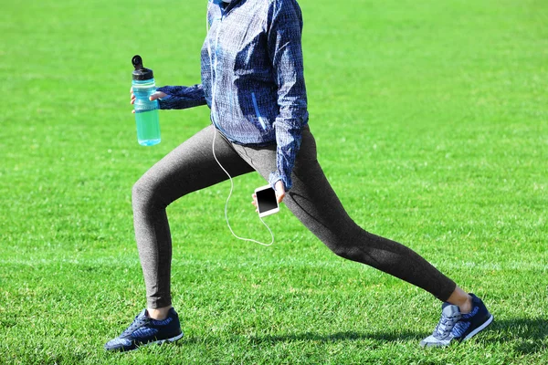Spor kadın bacakları — Stok fotoğraf