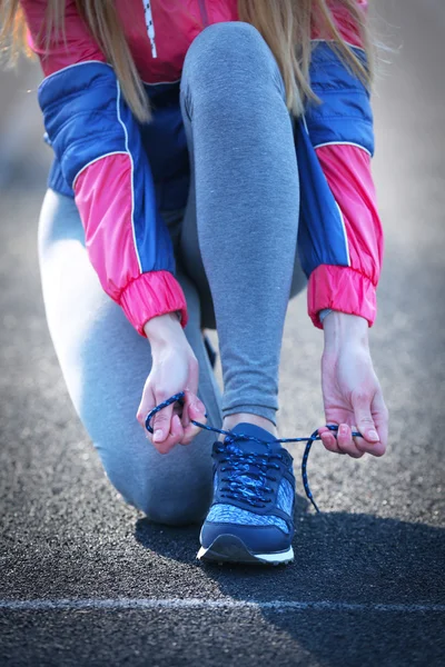 Kadın spor ayakkabı bağcığı bağlama — Stok fotoğraf