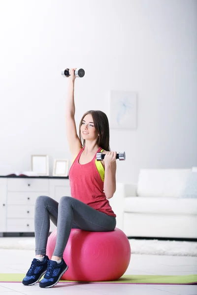 Chica joven haciendo ejercicios —  Fotos de Stock