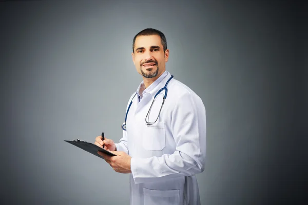 Médico com placa de prescrição nas mãos — Fotografia de Stock