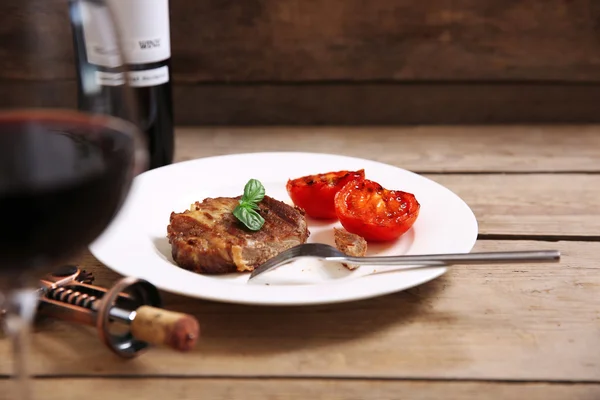 Filete de ternera asada en plato, sobre fondo de madera — Foto de Stock