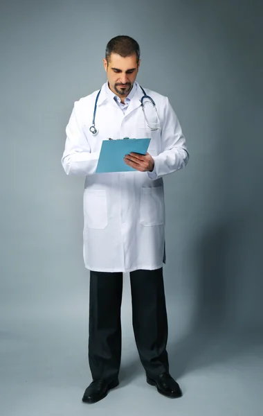Médico con prescripción en las manos —  Fotos de Stock