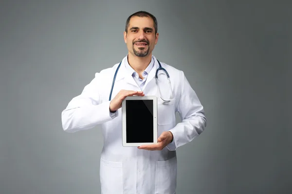 Retrato de un médico con un comprimido en las manos — Foto de Stock