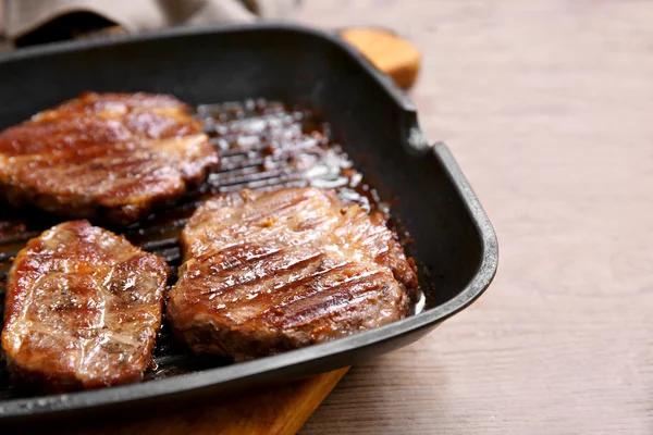 Filet de bœuf rôti sur poêle, sur fond bois — Photo