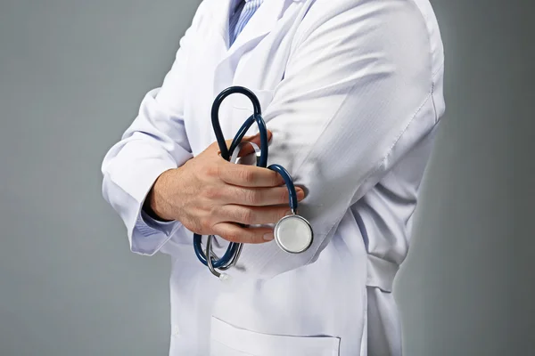 Lekarz z skrzyżowane ręce — Zdjęcie stockowe
