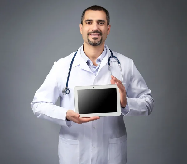 Retrato de un médico con un comprimido en las manos — Foto de Stock