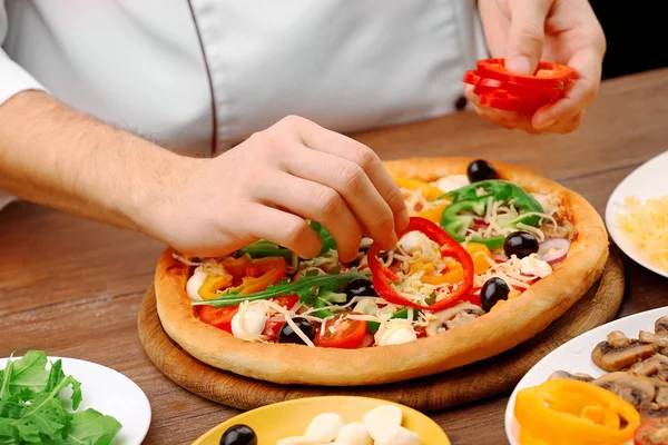 Cocinar haciendo deliciosa pizza —  Fotos de Stock