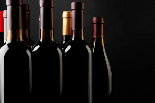 Botellas de vino oscuro — Foto de Stock
