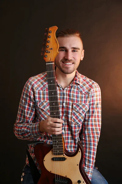 Junger Mann spielt E-Gitarre — Stockfoto