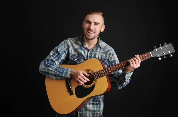 Ung man spelar gitarr — Stockfoto