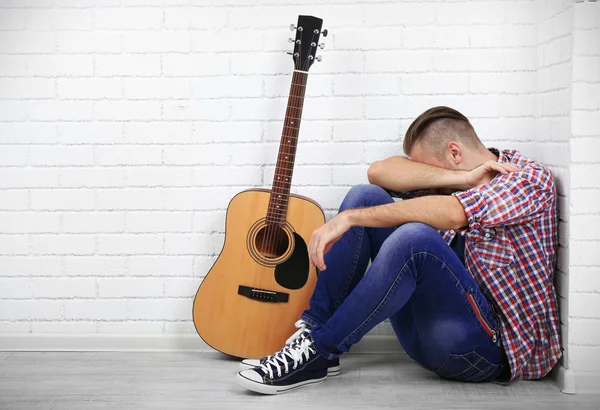 Ung musiker med gitarr — Stockfoto