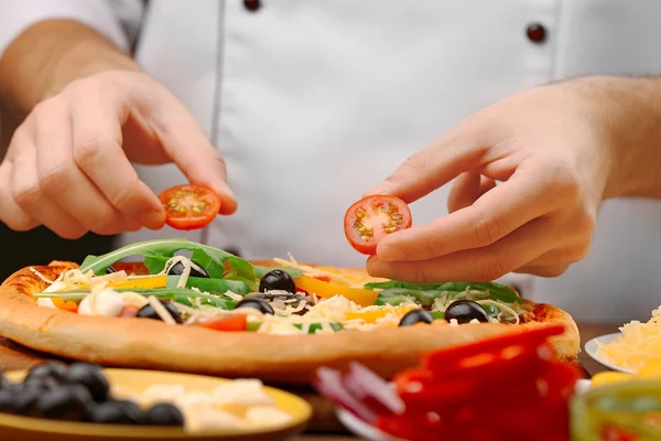 Cozinhe fazendo pizza deliciosa — Fotografia de Stock