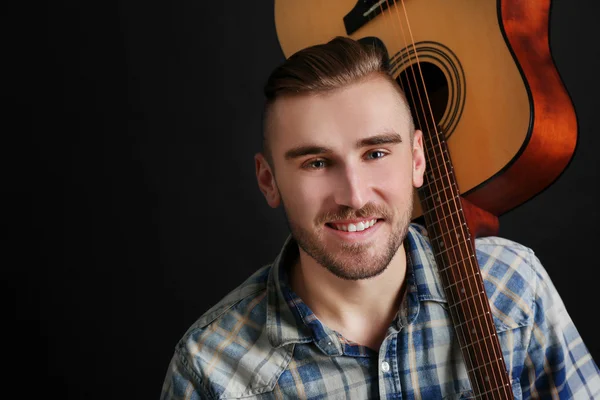 Junger Mann mit Gitarre — Stockfoto