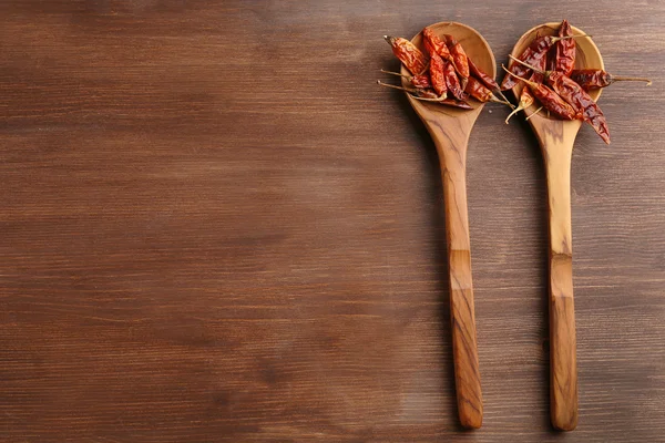 Dos cucharas de madera con chile seco —  Fotos de Stock