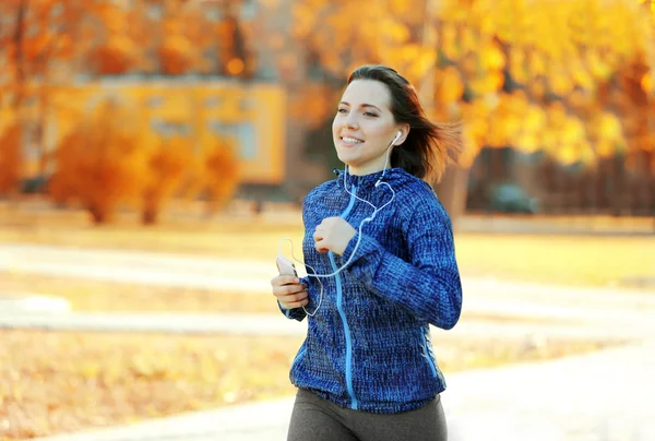 Young woman jogging — Stock Photo, Image