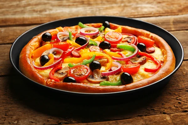 Pizza deliciosa com legumes, na mesa de madeira, close-up — Fotografia de Stock