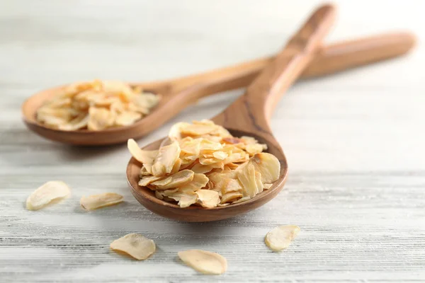 Zwei Holzlöffel mit Mandelflocken auf dem Tisch, Nahaufnahme — Stockfoto