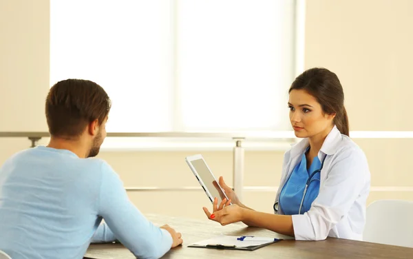 Médico falando com paciente do sexo masculino — Fotografia de Stock