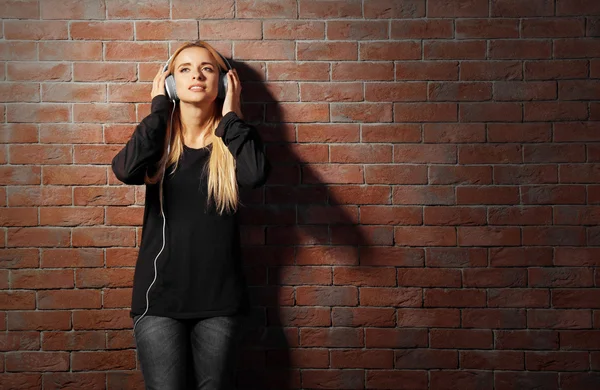 Young woman listening to music — Stock Photo, Image