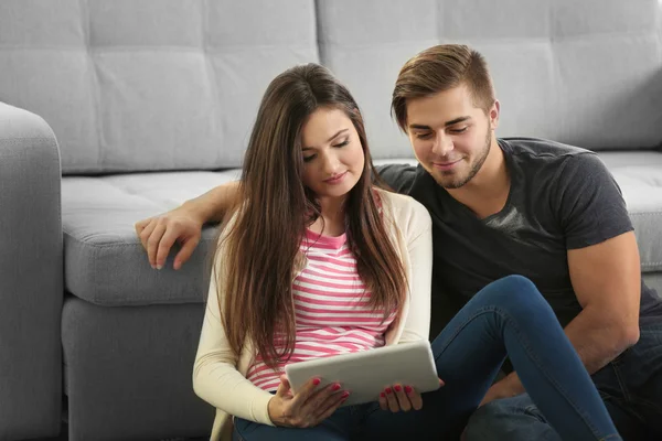 Jovem casal feliz usando tablet — Fotografia de Stock