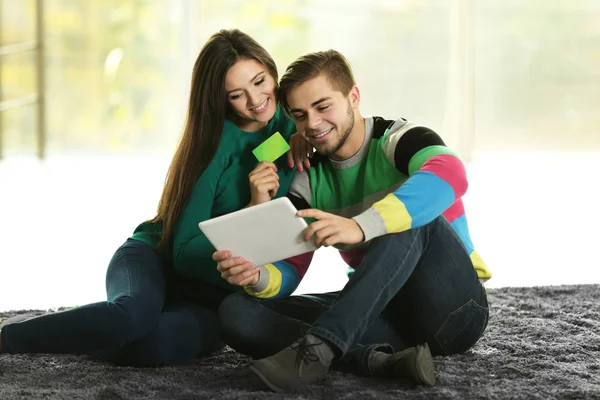 Casal feliz usando cartão de crédito — Fotografia de Stock