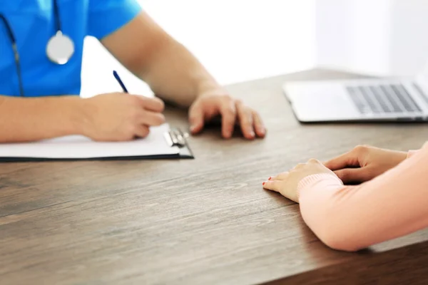 Läkare pratar med manlig patient — Stockfoto