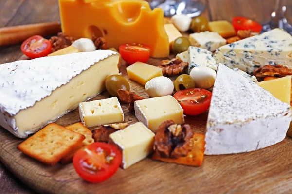 Peynir ahşap arka planda, closeup tatmak için hazır — Stok fotoğraf