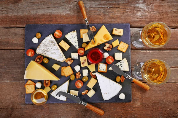 Queso para degustación sobre fondo de madera, vista superior — Foto de Stock