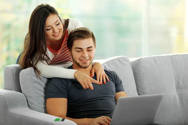 Casal feliz usando cartão de crédito — Fotografia de Stock