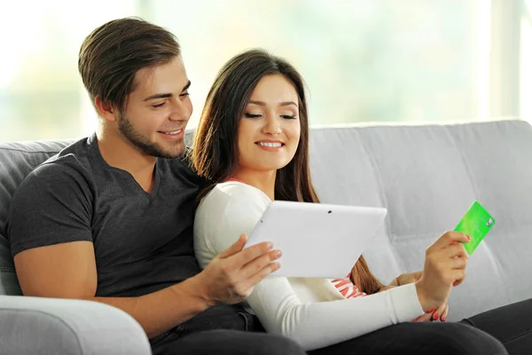 Casal feliz usando cartão de crédito — Fotografia de Stock