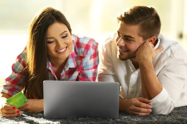 Casal feliz usando cartão de crédito — Fotografia de Stock