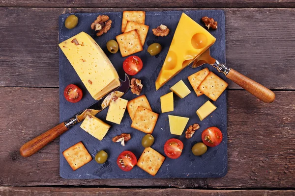 Bovenaanzicht van kaas voor proeven op houten tafel — Stockfoto