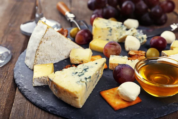 Queijo para degustação em mesa de madeira, close-up — Fotografia de Stock