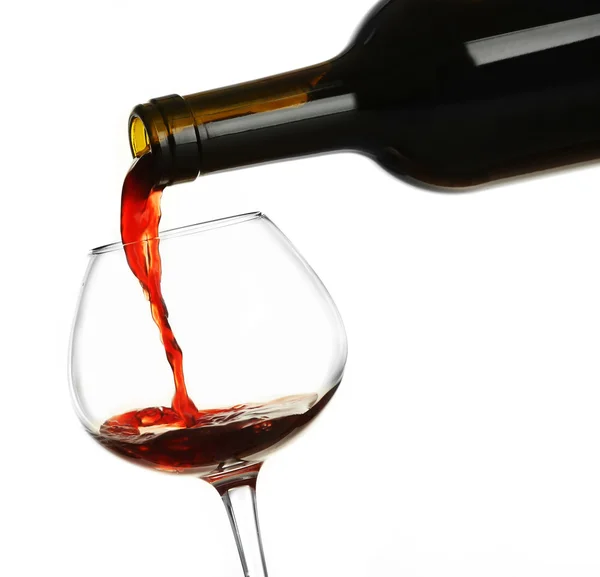 Ερυθρό κρασί χύνοντας σε ποτήρι, απομονωμένο σε λευκό — Φωτογραφία Αρχείου