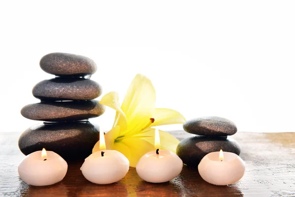 Wellness kameny se svíčkami a lilie — Stock fotografie