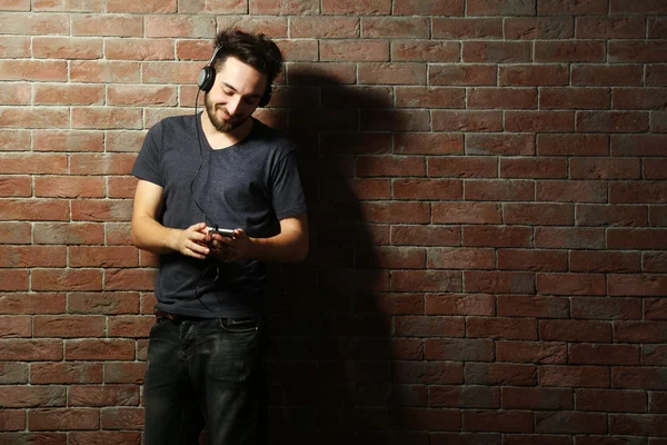 Young man listening music with headphones — Stock Photo, Image