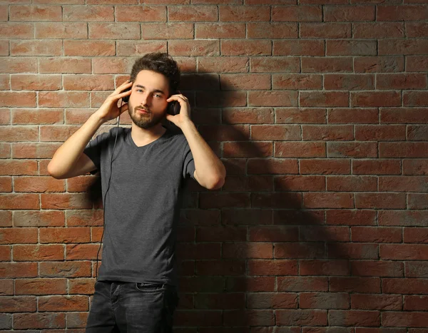 Joven escuchando música con auriculares — Foto de Stock