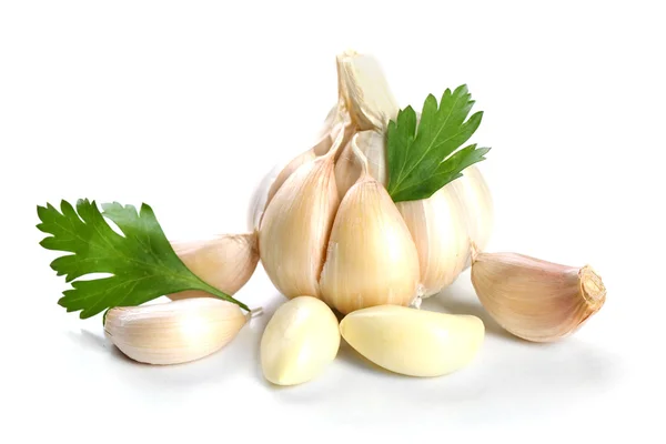 Knoblauch mit Blättern Petersilie isoliert auf weiß — Stockfoto