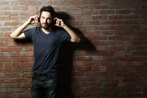 Jeune homme écoutant de la musique avec écouteurs — Photo