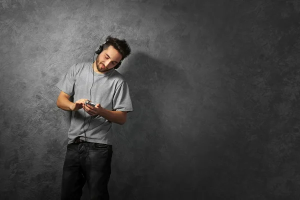 Joven barbudo escuchando música —  Fotos de Stock