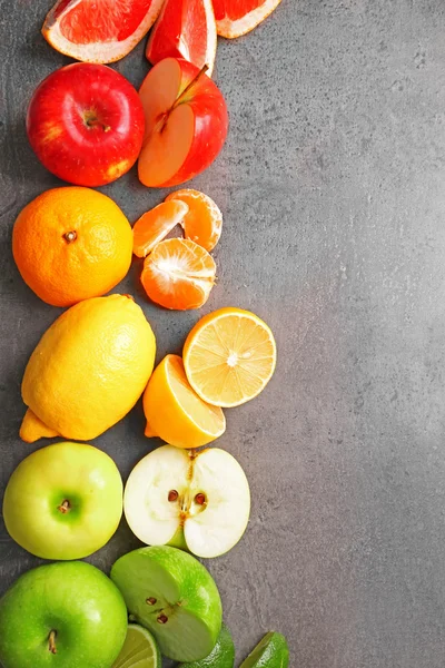 Frutas sobre fondo gris — Foto de Stock