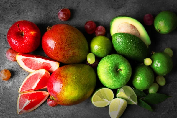 Frutas sobre fundo cinzento — Fotografia de Stock