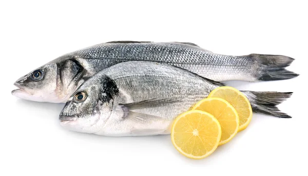 Pescado fresco con limón aislado sobre fondo blanco — Foto de Stock