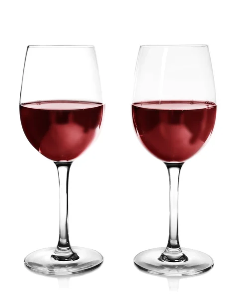 Deux verres de vin rouge sur fond clair — Photo