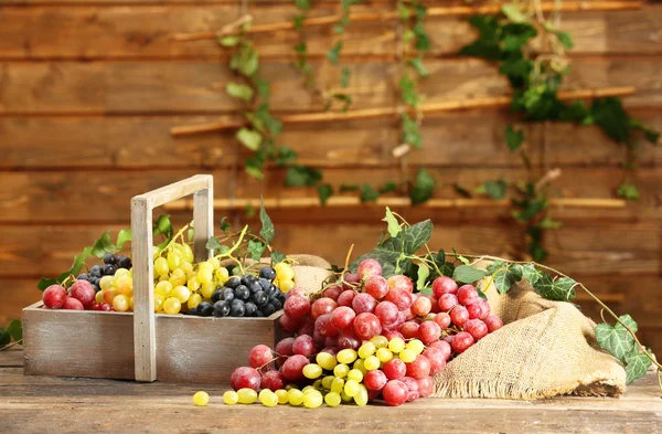 Winogron w drewniane pudełko na stole — Zdjęcie stockowe