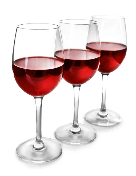 Три келихи червоного вина на світлому фоні — стокове фото